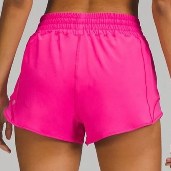 Lululemon✨NWT Sonic Pink Hotty Hot Low-Rise Short 2.5" *sold out* Retail $68 - Picture 5 of 5
